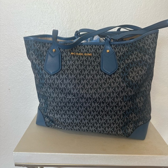 Michael Kors Large Eva Signature Tote - Picture 4 of 11